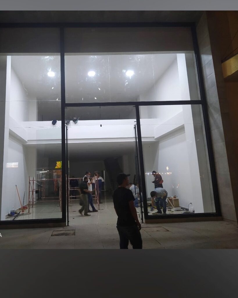 Instalación de cerramiento de cristal en fachada comercial