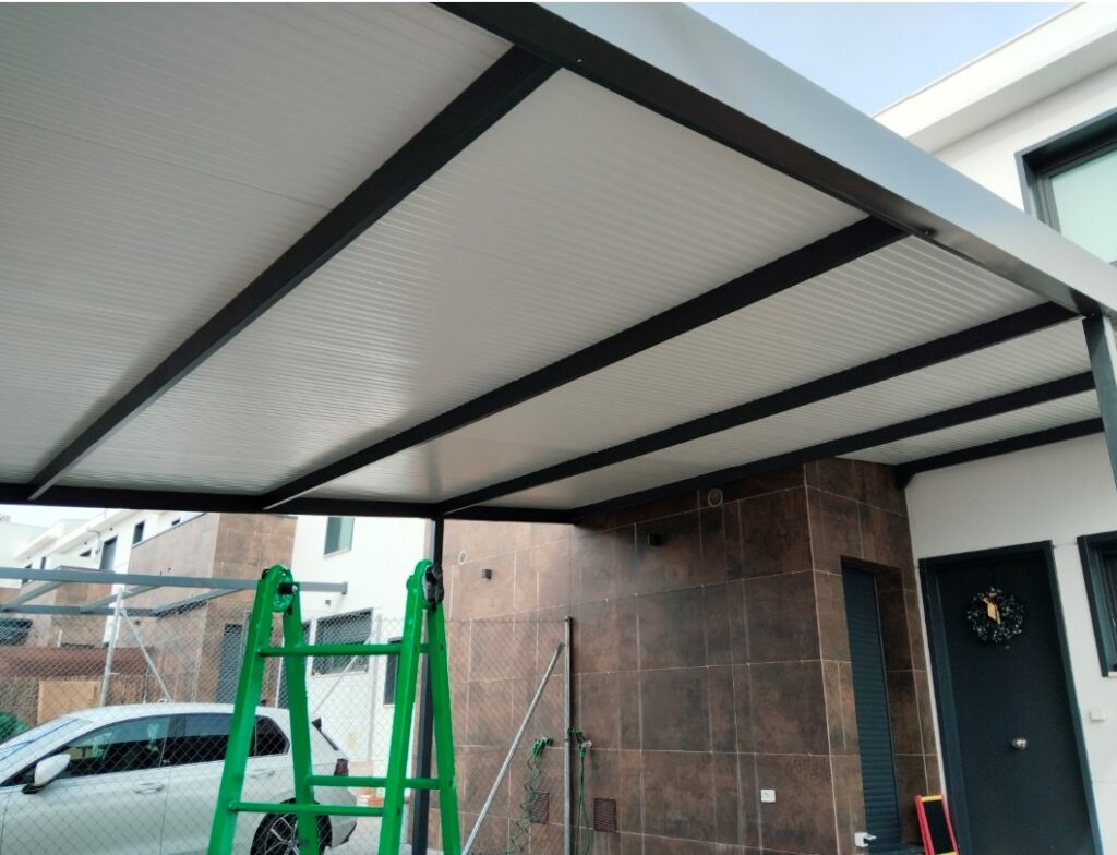 Cubierta metálica con panel sándwich en vivienda moderna