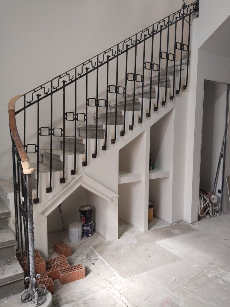 Escalera interior con barandilla metálica en instalación