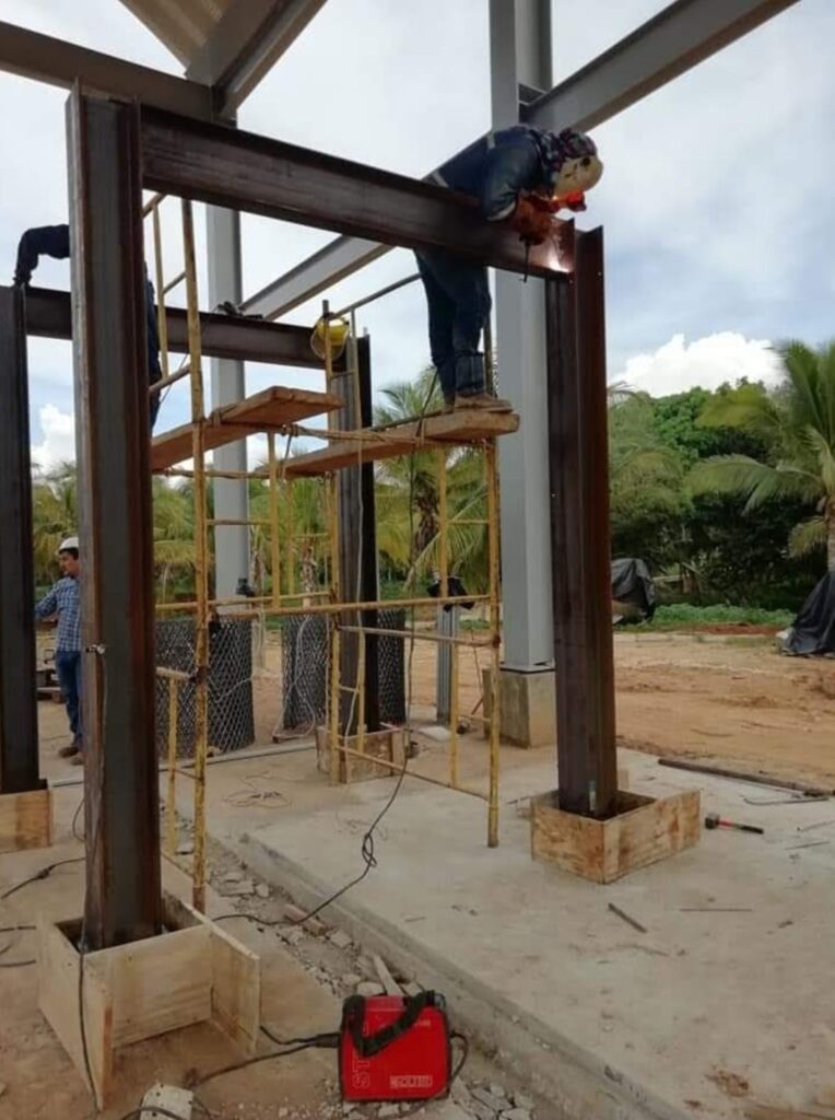 Operario soldando estructura metálica en obra