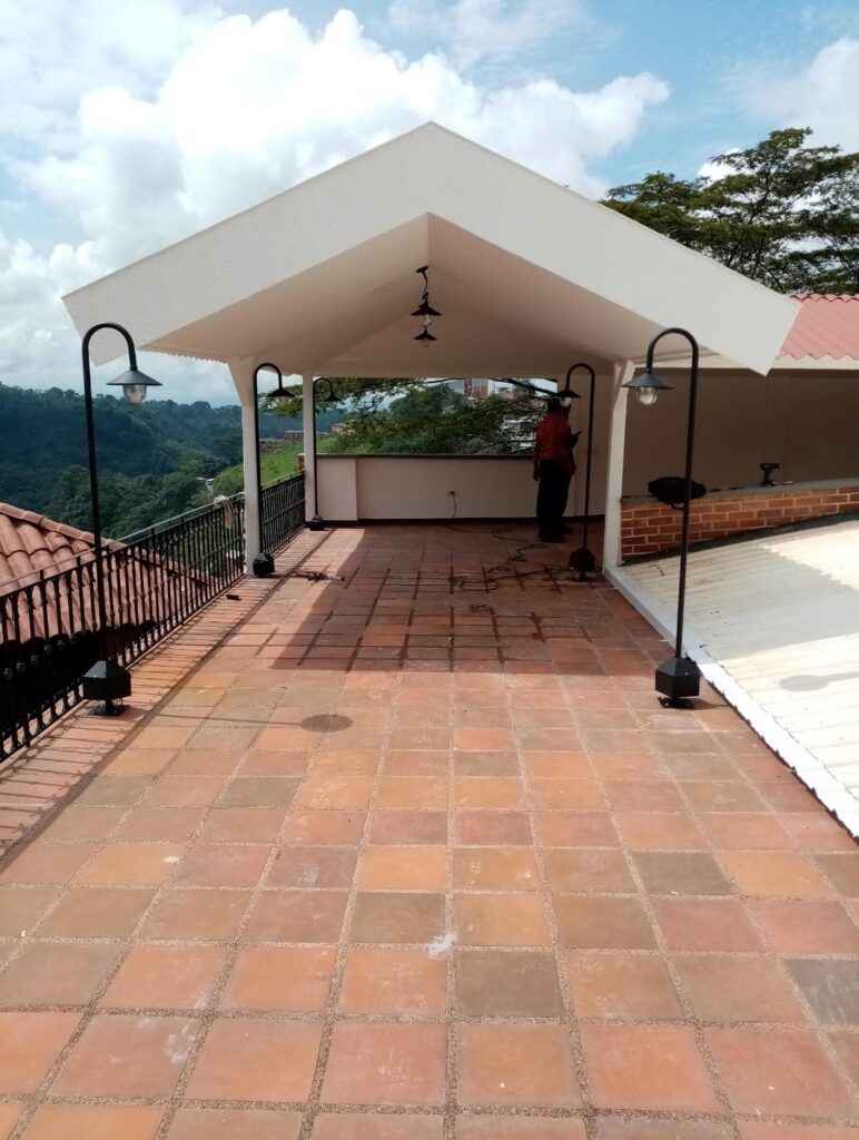 Porche cubierto con estructura metálica en terraza